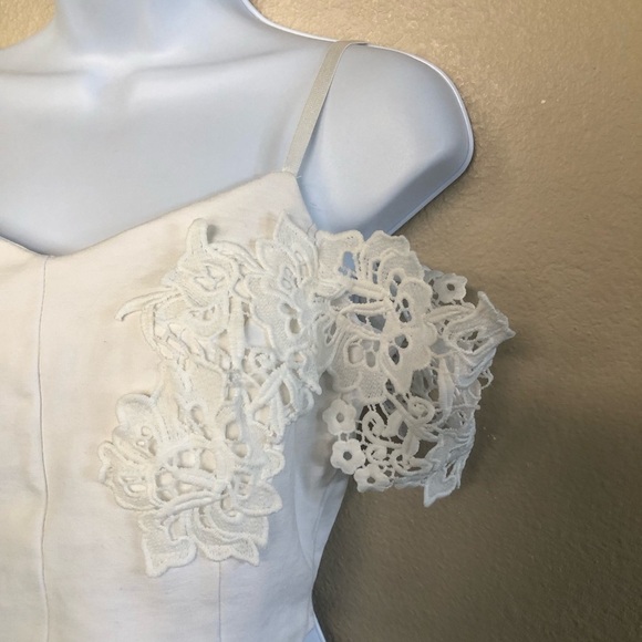 Haute Monde Cold Shoulder Lace Detail Crop Top Size Small - Picture 3 of 13